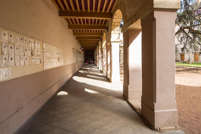 Manoir de Chènevoux, puis collège de jésuites, puis école centrale, puis lycée de garçons, actuellement lycée d'enseignement secondaire Jean-Puy