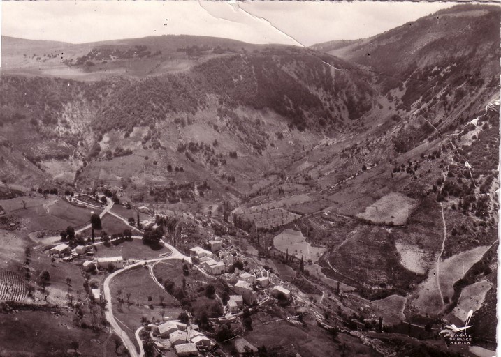 Le village de Barret-de-Lioure, vers 1959-1960. Vue aérienne prise du nord-ouest (carte postale, 3e quart 20e siècle).