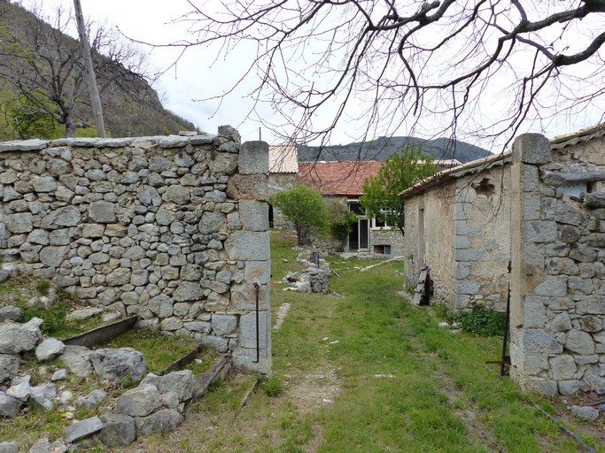 Portail d'une cour de ferme, quartier de Bigonnet.