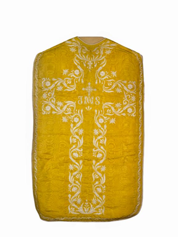 chasuble, 2 dalmatiques, 3 manipules, 2 étoles, voile de calice, bourse de corporal : ornement réversible : ornement jaune, ornement noir