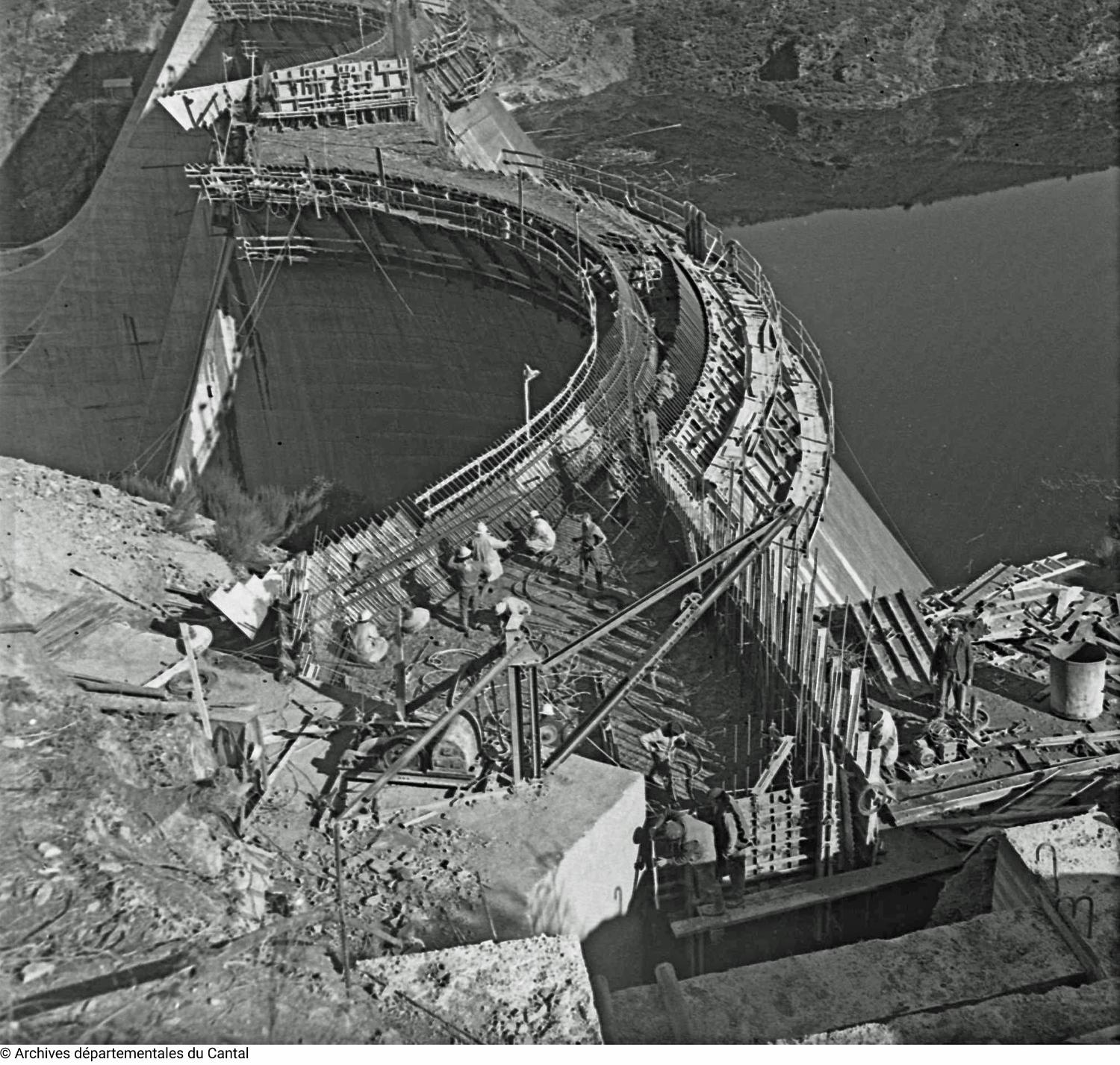 Le barrage de Grandval à Neuvéglise-sur-Truyère et Fridefont.