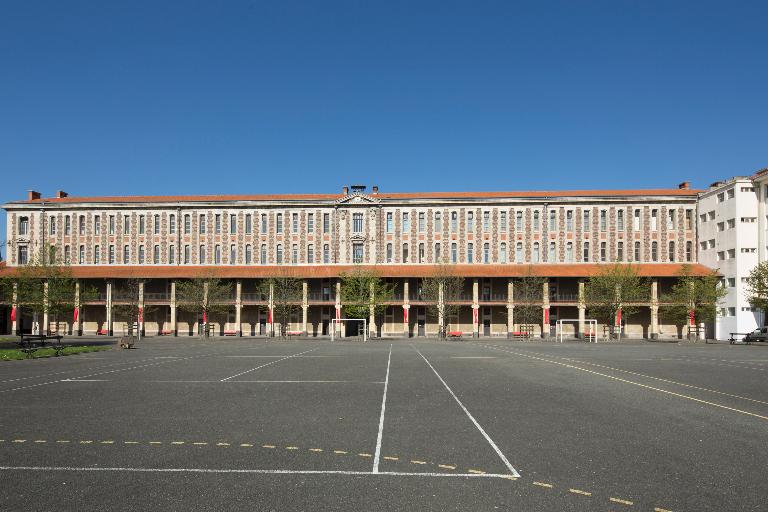 Manoir de Chènevoux, puis collège de jésuites, puis école centrale, puis lycée de garçons, actuellement lycée d'enseignement secondaire Jean-Puy