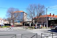 Caserne de fantassins dite caserne d'Anterroche, puis centre d'apprentissage féminin et collège classique et moderne de jeunes filles, puis collège d'enseignement technique, actuellement lycée général et technologique Claude-et-Pierre-Virlogeux