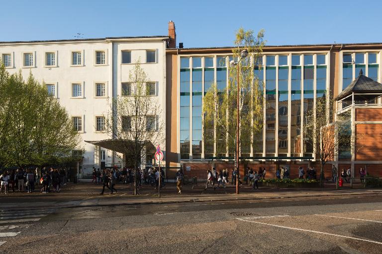 Manoir de Chènevoux, puis collège de jésuites, puis école centrale, puis lycée de garçons, actuellement lycée d'enseignement secondaire Jean-Puy