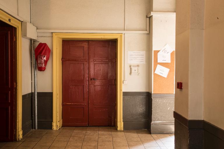 Manoir de Chènevoux, puis collège de jésuites, puis école centrale, puis lycée de garçons, actuellement lycée d'enseignement secondaire Jean-Puy