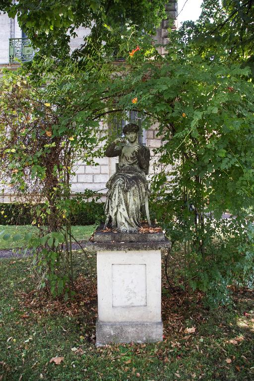 Statue (ronde-bosse) : La Dévideuse