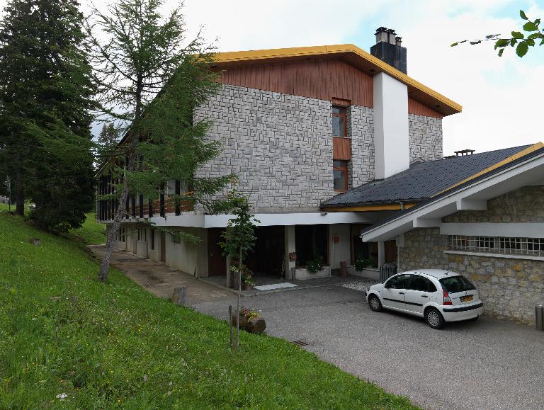 Gare d'arrivée du chemin de fer à crémaillère du Revard, puis supérette La Crémaillère, actuellement colonie de vacances de la ville de Pantin dit Centre La Crémaillère