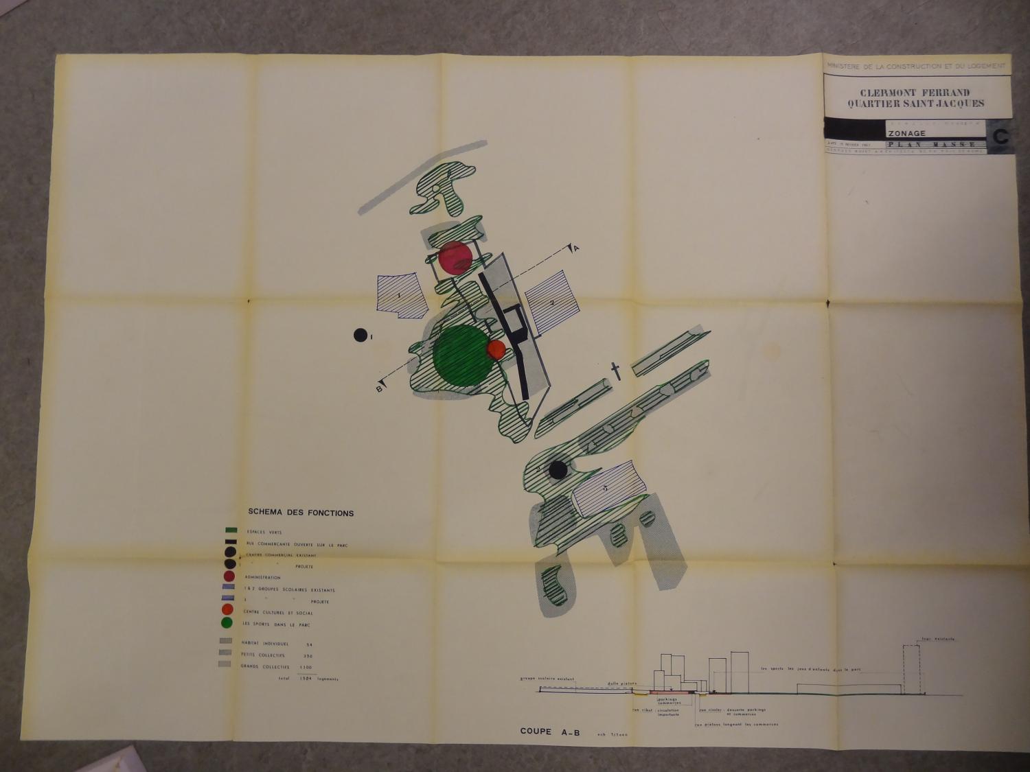 Ministère de la construction et du logement. Clermont-Ferrand. Quartier Saint-Jacques. Plan masse. Schéma des fonctions. Par Georges Bovet, architecte BCPN, Prix de Rome. 15 février 1967. Dans la légende  on trouve mention des espaces verts, d'une rue commerçante ouverte sur le parc, etc). Sur la coupe (en bas) est évoquée une "dalle piétons". (Photo chercheure.)