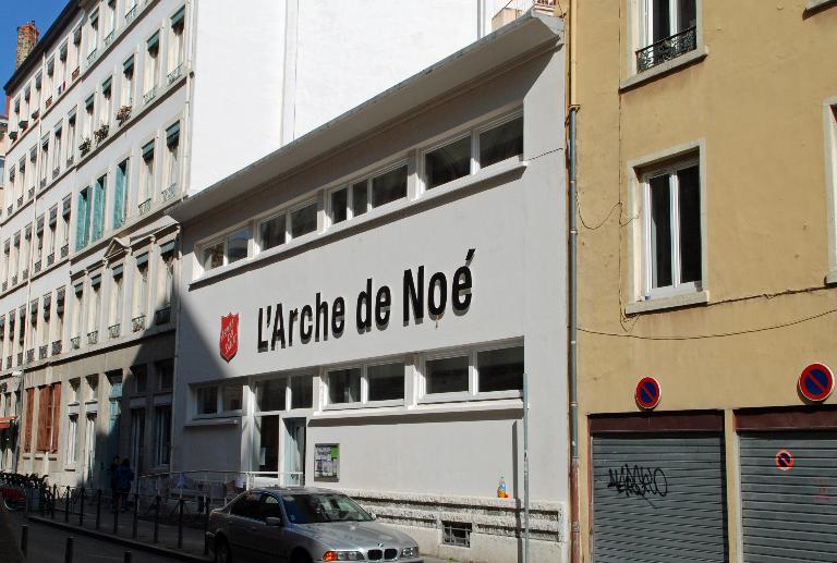 Grandes douches modernes, actuellement local associatif