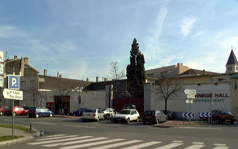 Usine de produits chimiques ; restaurant ; magasin de commerce