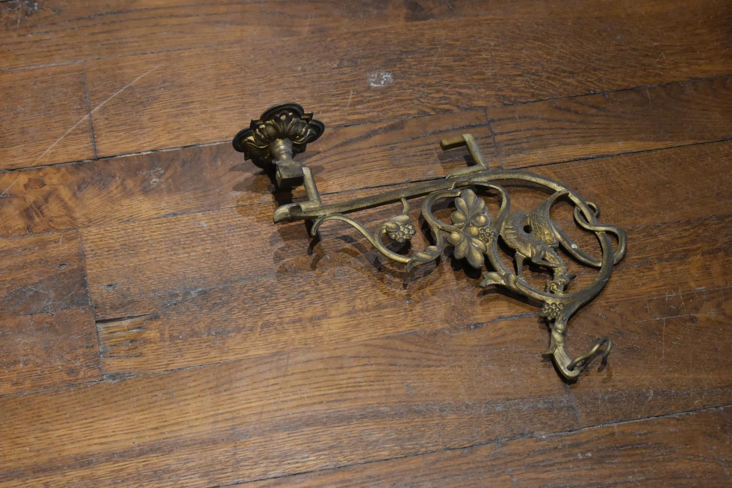 Fragment de luminaire d'applique d'église