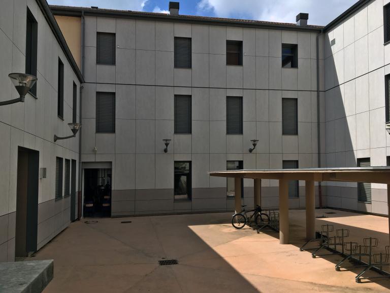 Collège de jésuites, puis école centrale, école secondaire communale, lycée impérial, lycée de garçons, actuellement lycée Lalande