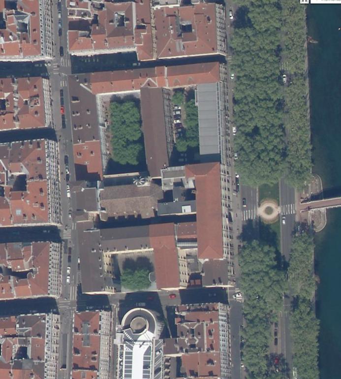 Collège de jésuites puis d'oratoriens, dit Collège de la Trinité ou Grand Collège, actuellement lycée Ampère