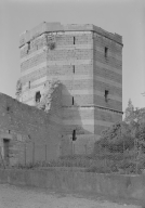 Donjon du château fort, vu depuis le sud.