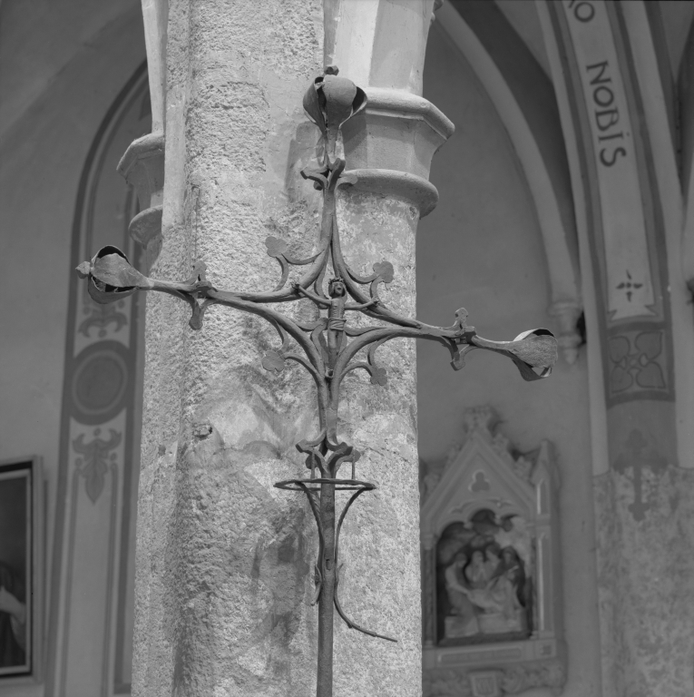 Croix de cimetière et lanterne des morts