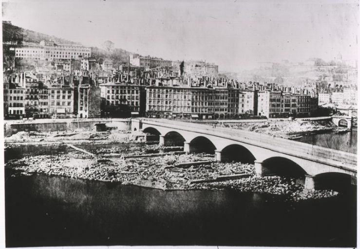 Pont de Saône, de Pierre ou du Change, puis de Nemours