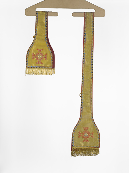 ornement doré : ensemble d'une chape, une chasuble, deux dalmatiques, une étole pastorale, deux étoles, deux manipules, un voile de calice, une bourse de corporal, une pale
