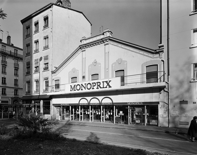 Usine de construction électrique Soulé puis cinéma Labarre actuellement supermarché Monoprix