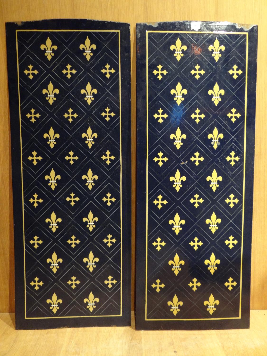 Deux plaques en tôle émaillée provenant d'un contrecœur de cheminée du château de Maulmont