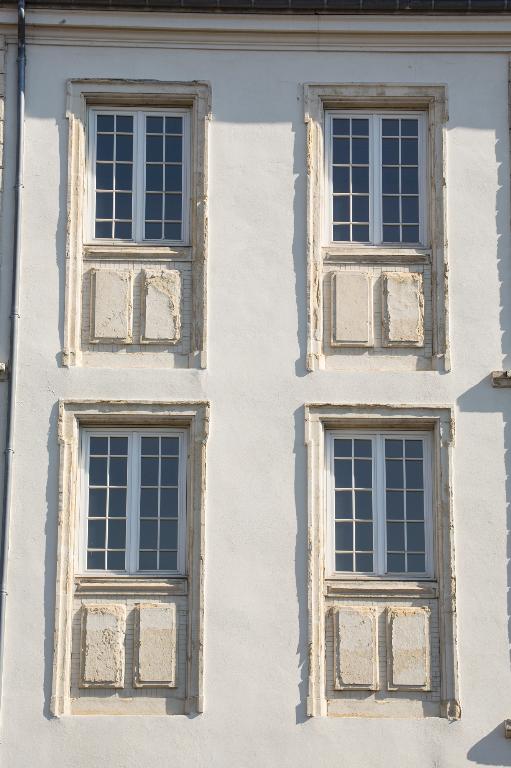 Manoir de Chènevoux, puis collège de jésuites, puis école centrale, puis lycée de garçons, actuellement lycée d'enseignement secondaire Jean-Puy