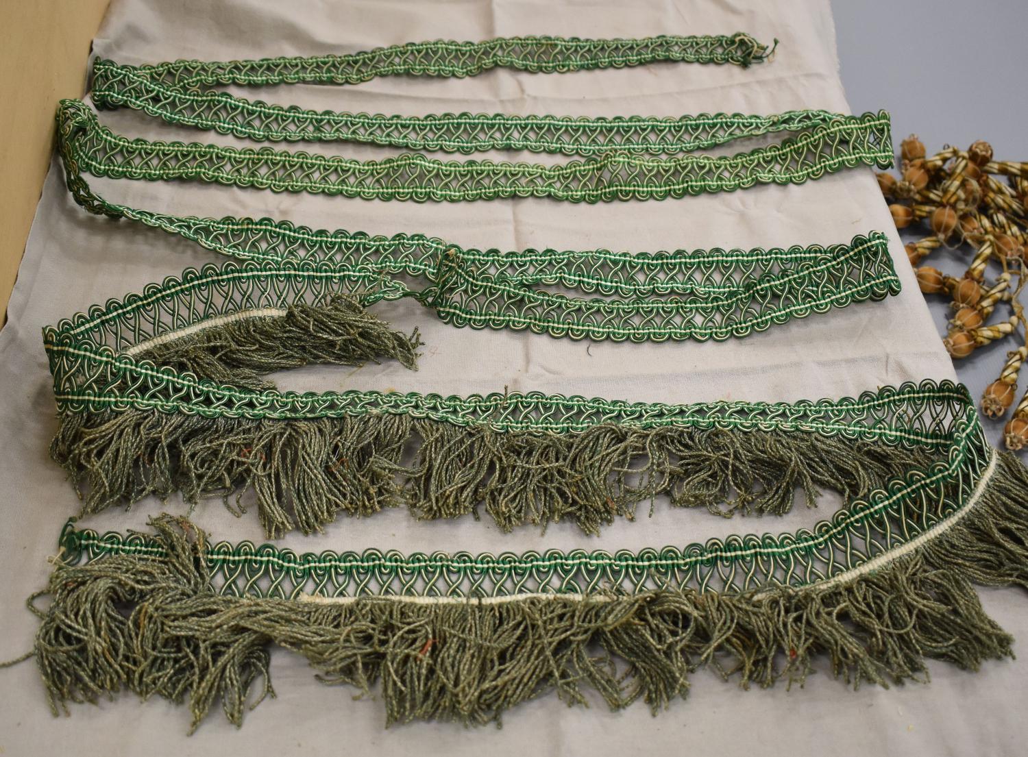 Ensemble de deux rubans de passementerie à franges, verts et blancs.