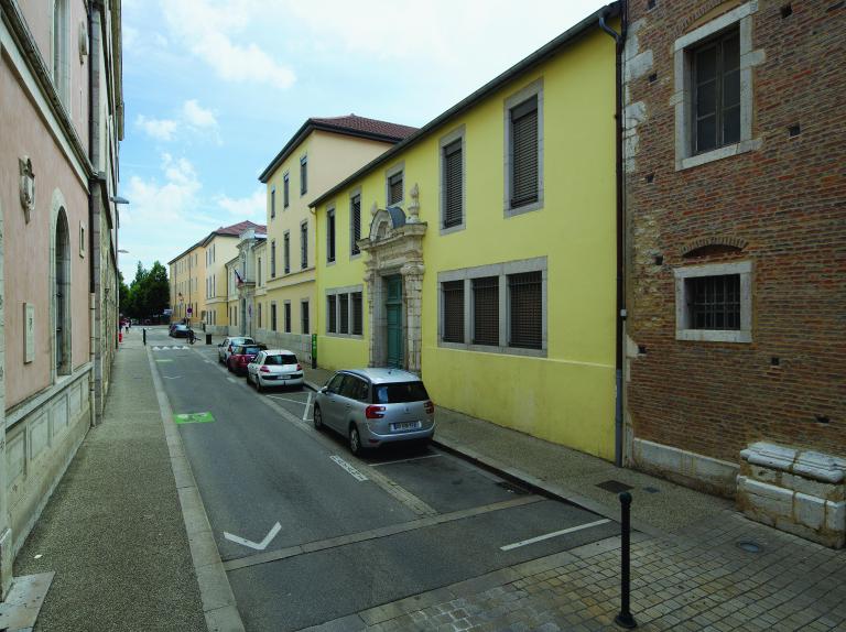 Collège de jésuites, puis école centrale, école secondaire communale, lycée impérial, lycée de garçons, actuellement lycée Lalande
