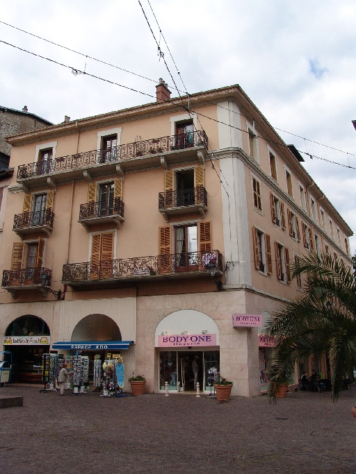 Immeuble, puis hôtel de voyageurs, Second Hôtel Guilland, Café Dardel, puis Hôtel du Grand Café, actuellement immeuble