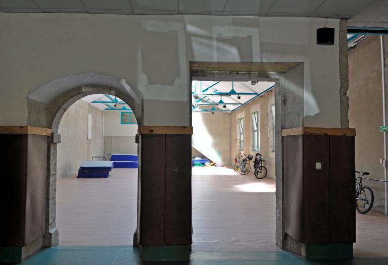 Collège de jésuites, puis institut national, école centrale supplémentaire, école communale secondaire, collège communal et école pratique de commerce et d'industrie, lycée, actuellement collège François-Ponsard
