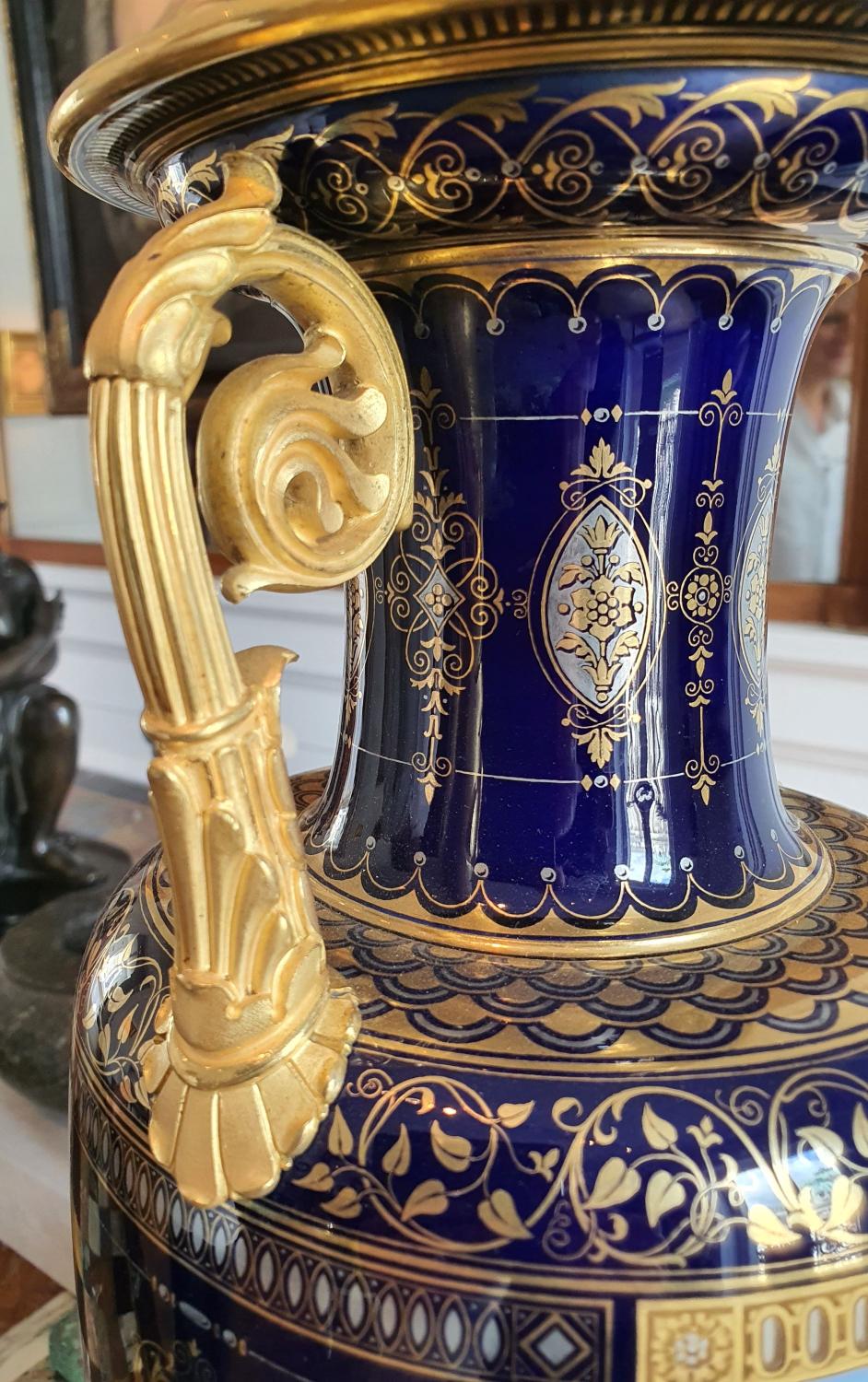 Vase de Sèvres, avec une vue du château de Maulmont