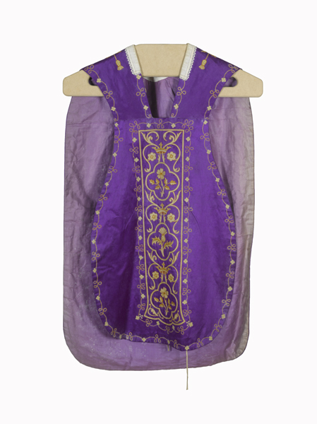 ornement violet : chasuble, étole, manipule