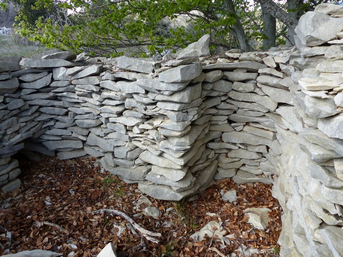 Réduit dans le mur d'une cabane, quartier de Banastier.