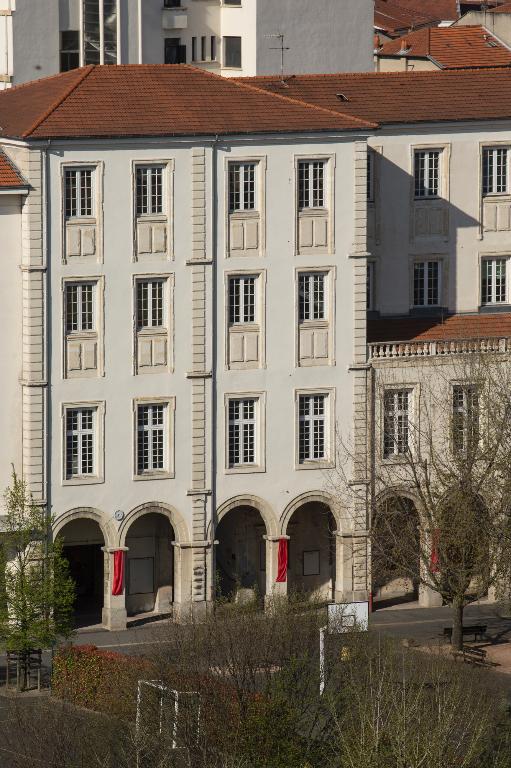 Manoir de Chènevoux, puis collège de jésuites, puis école centrale, puis lycée de garçons, actuellement lycée d'enseignement secondaire Jean-Puy