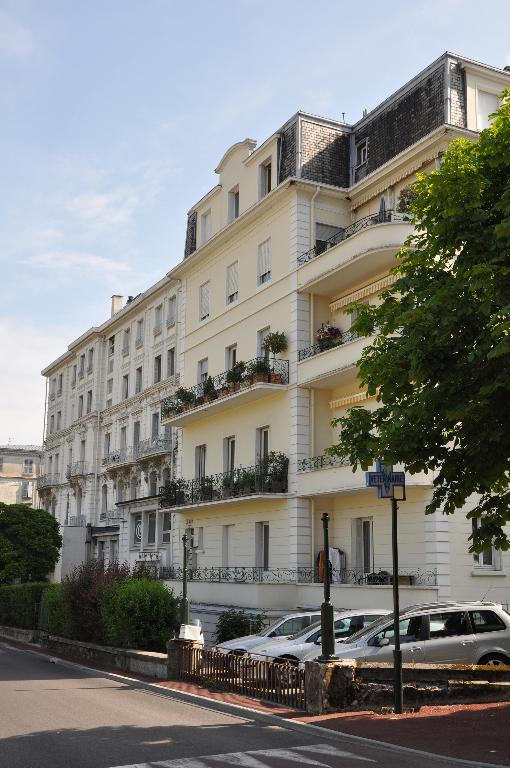 Maison, annexe de l'hôtel Beau-Site, dite villa Beau-Site, puis centre hospitalier privé, dit Clinique chirurgicale Herbert, puis immeuble, dit Résidences Le Rio I et Le Rio II