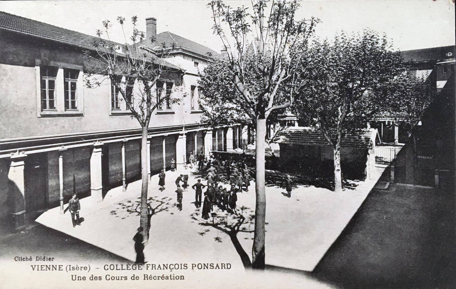 Collège de jésuites, puis institut national, école centrale supplémentaire, école communale secondaire, collège communal et école pratique de commerce et d'industrie, lycée, actuellement collège François-Ponsard