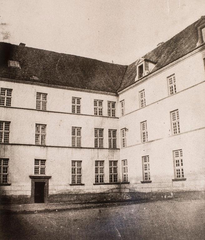 Manoir de Chènevoux, puis collège de jésuites, puis école centrale, puis lycée de garçons, actuellement lycée d'enseignement secondaire Jean-Puy
