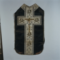 Ornement noir : chasuble, manipule