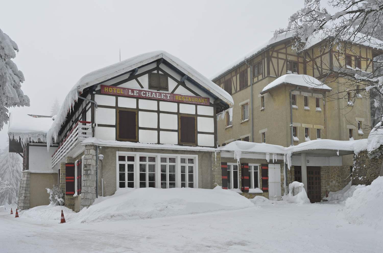 Restaurant dit chalet-restaurant du Mont-Revard, puis hôtel de voyageurs dit Chalet PLM, actuellement hôtel de voyageurs dit Le Chalet Bouvard