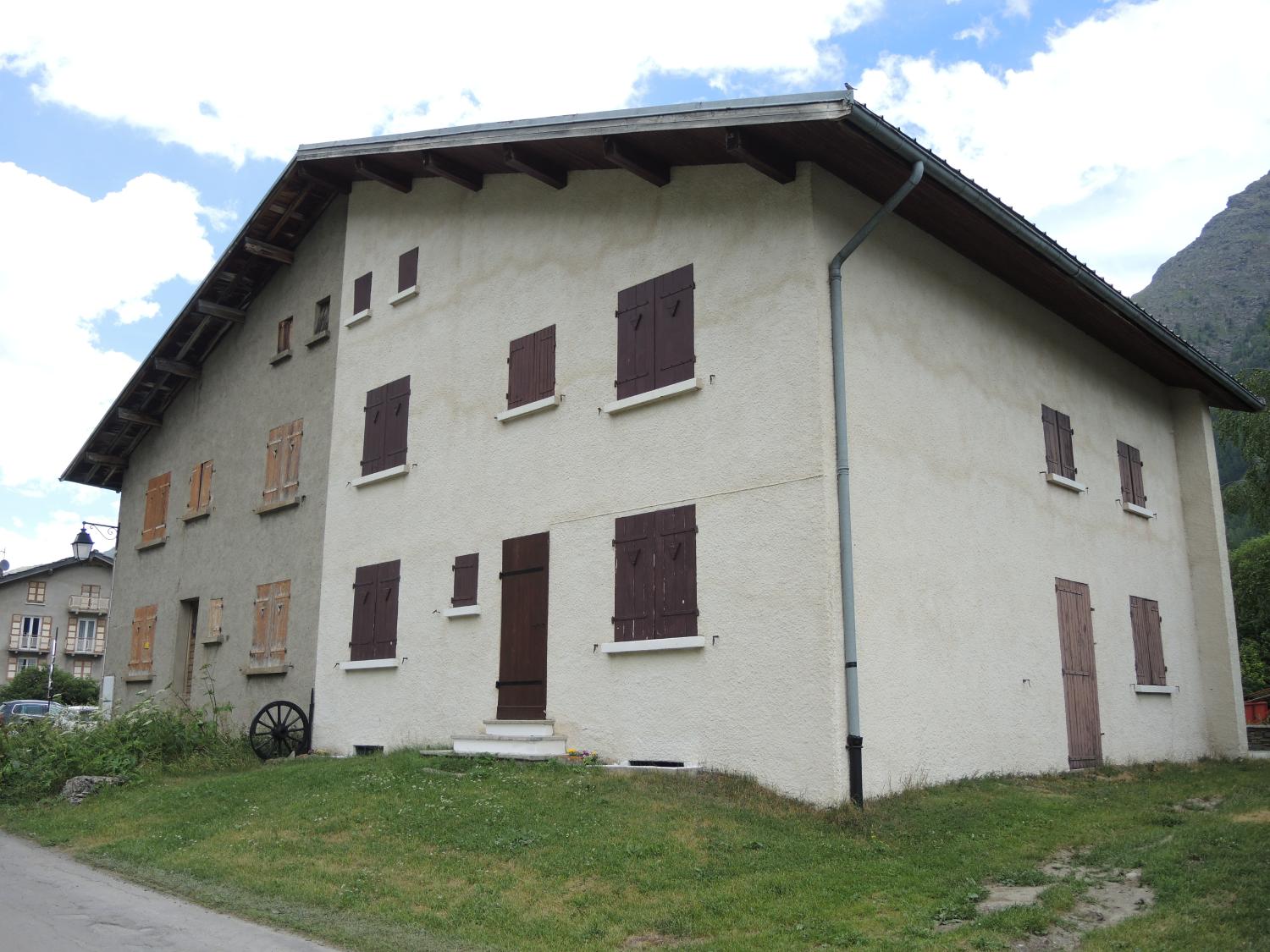 Ensemble de maisons de la reconstruction à Bessans