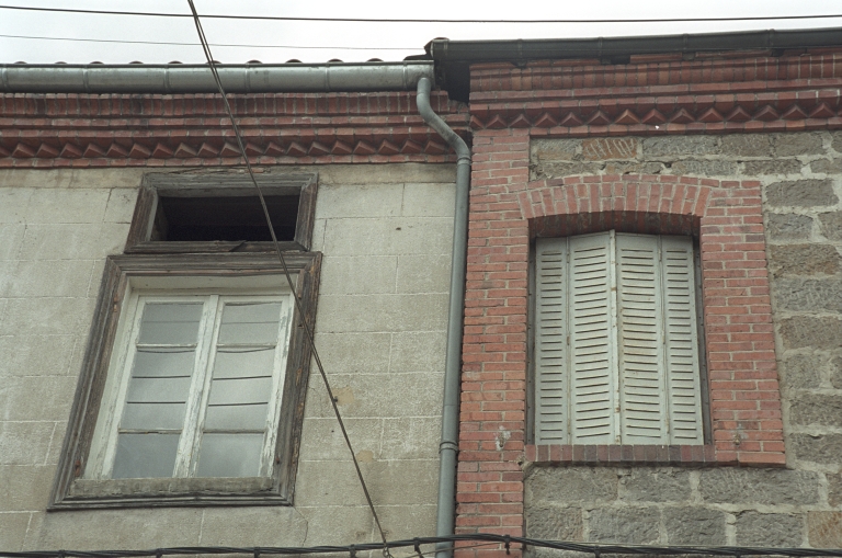 Les maisons, magasins de commerce et immeubles de la commune de Sail-sous-Couzan