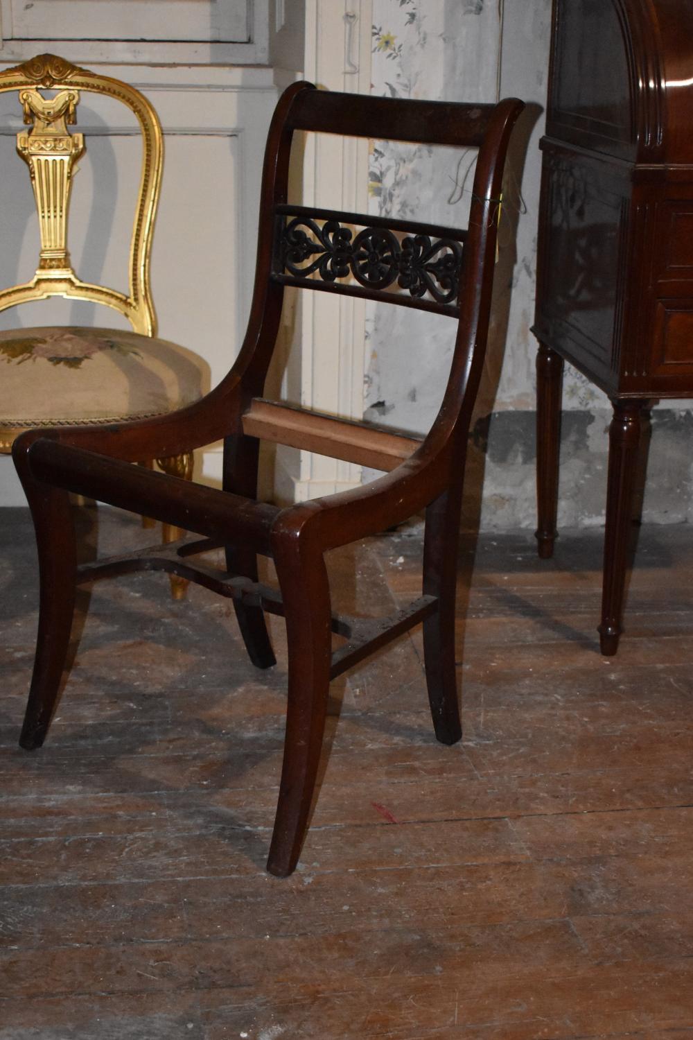 chaise n°1 d'un ensemble de deux chaises à dossier enroulés de type 3
