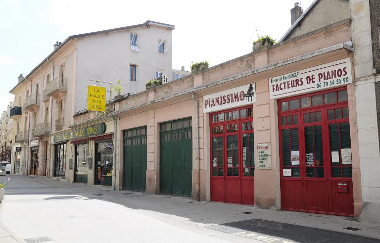 Immeuble et garages, actuellement immeubles, boutiques et garages