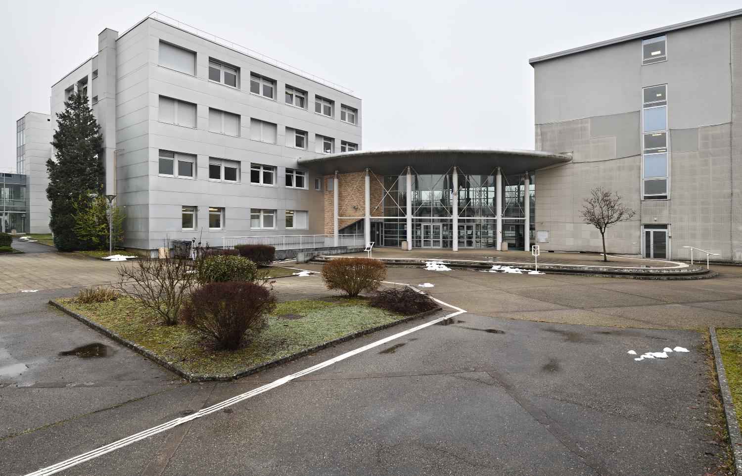 Ecole primaire supérieure Jules-Ferry, puis collège, puis lycée mixte polyvalent, actuellement lycée des Glières