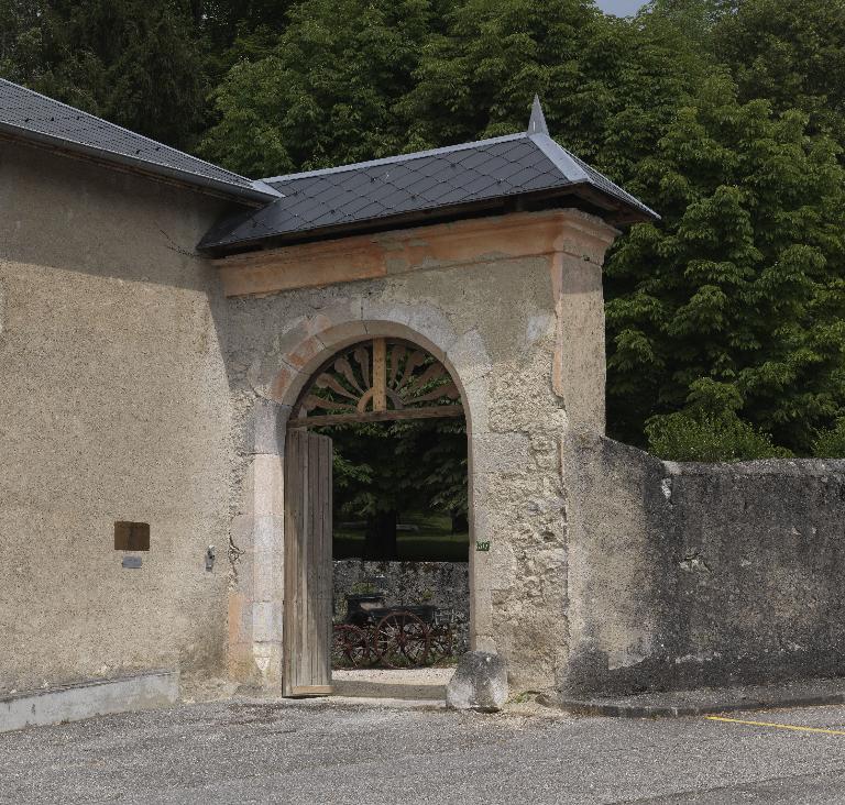 Maison forte (?), puis château dit de Montfalcon du Cengle, actuellement hôtel de voyageurs (Relais château)