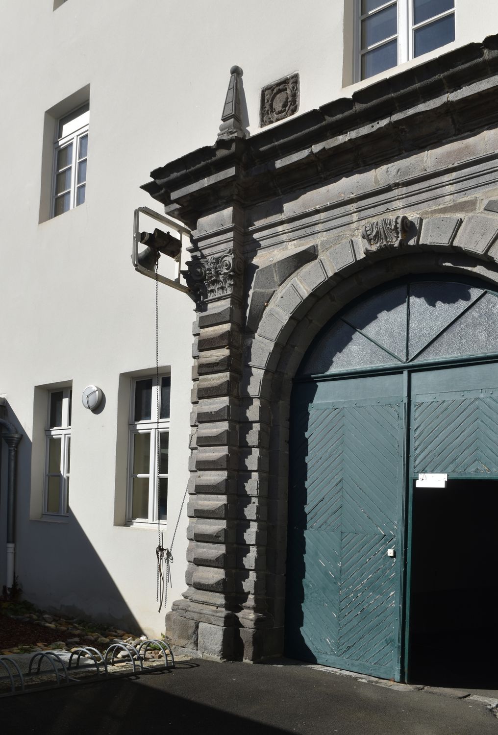 Portes (décor d'élévation extérieure) : portes du collège Jeanne de la Treilhe