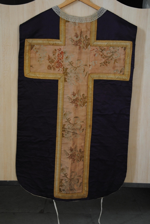 Ornement noir : chasubles (quatre)