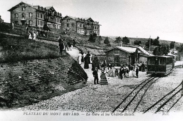 Hôtel de voyageurs, dit chalets-hôtels du Mont-Revard, puis Grand Hôtel PLM du Mont-Revard, actuellement immeuble à logements