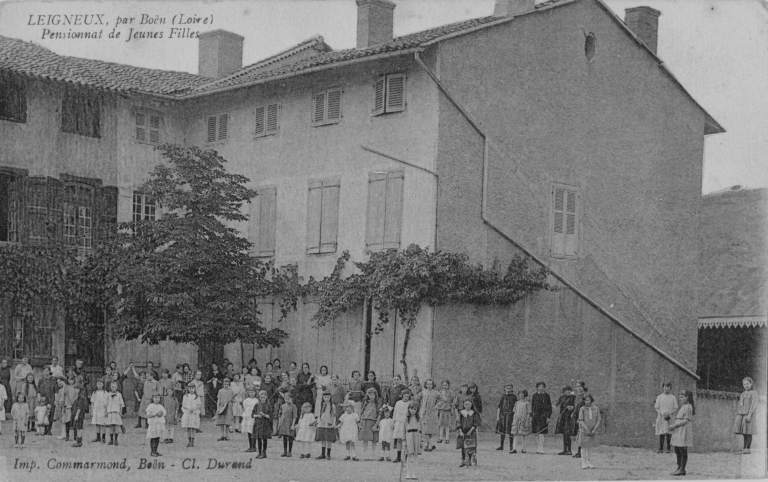 Maison de chanoinesses (maison de Madame de Grésolles), puis pensionnat de jeunes filles