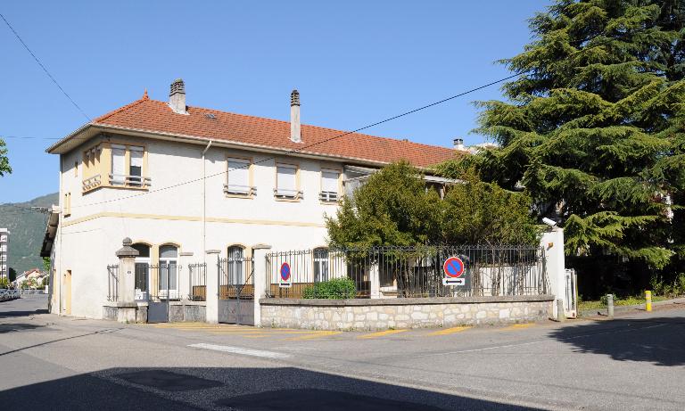 Hôpital, dit annexe de l'Hôpital-Infirmerie ou pavillon d'isolement, actuellement maison de retraite, dit pavillon Hubert Perrier, chambre mortuaire et chapelle