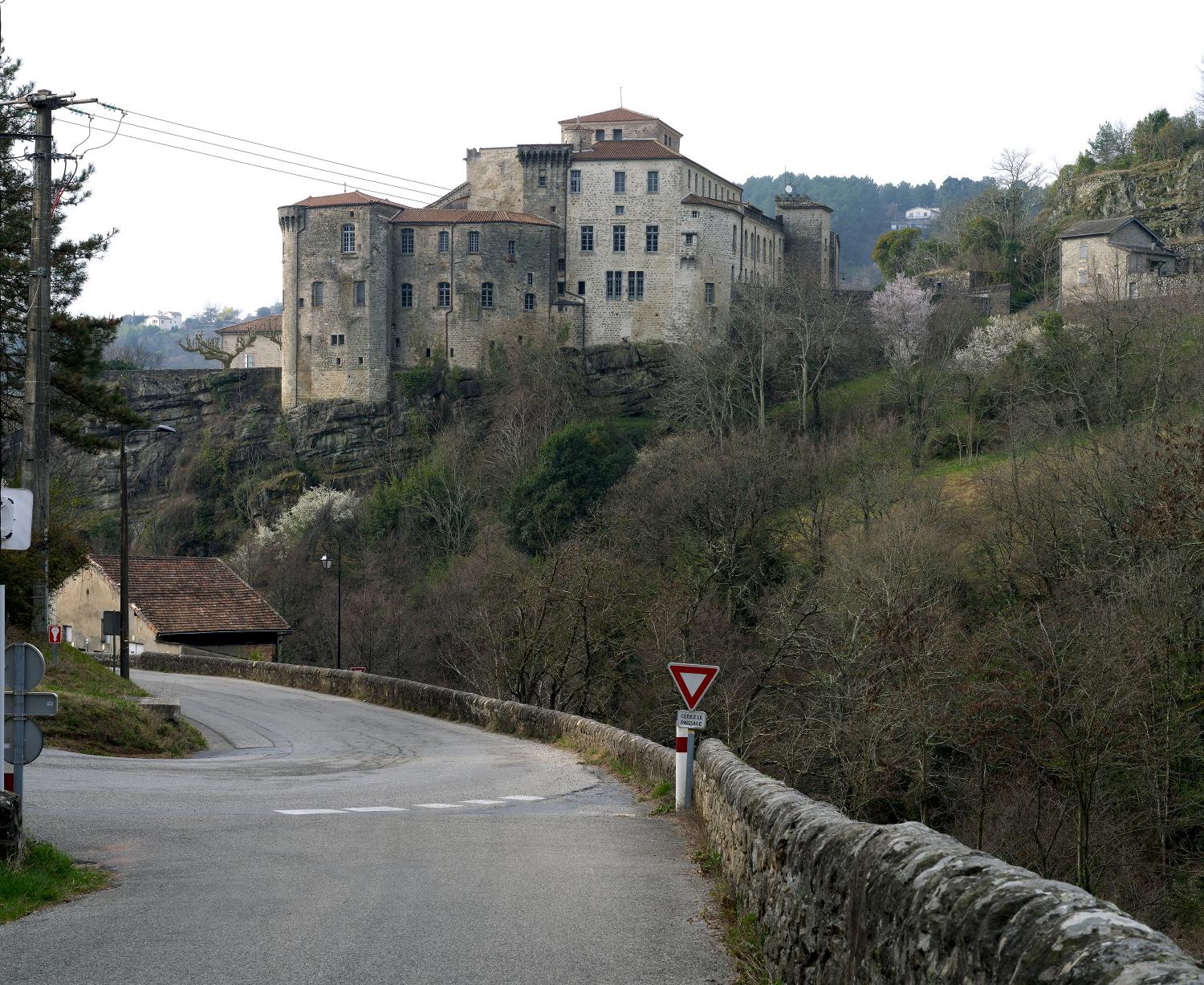 Château, puis palais de justice et prison, puis hôpital, actuellement château de Largentière