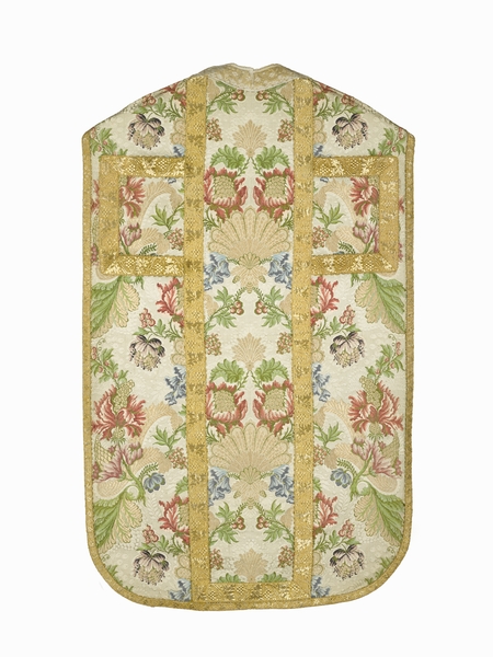 ensemble d'une chasuble, deux dalmatiques, deux étoles, trois manipules, une bourse de corporal, un voile huméral : ornement blanc